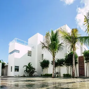 https://studio-suites-cancun.quintano-roohotels.com