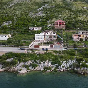 Lakefront House Affittacamere